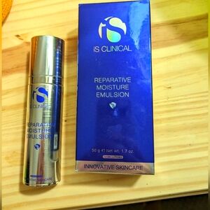 IS clinical Reparative moisture emulsion